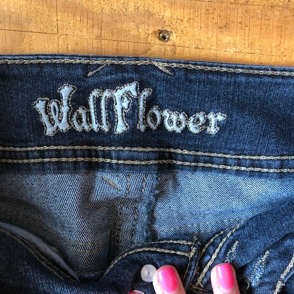 Wallflower Jean Shorts - Picture 2 of 3